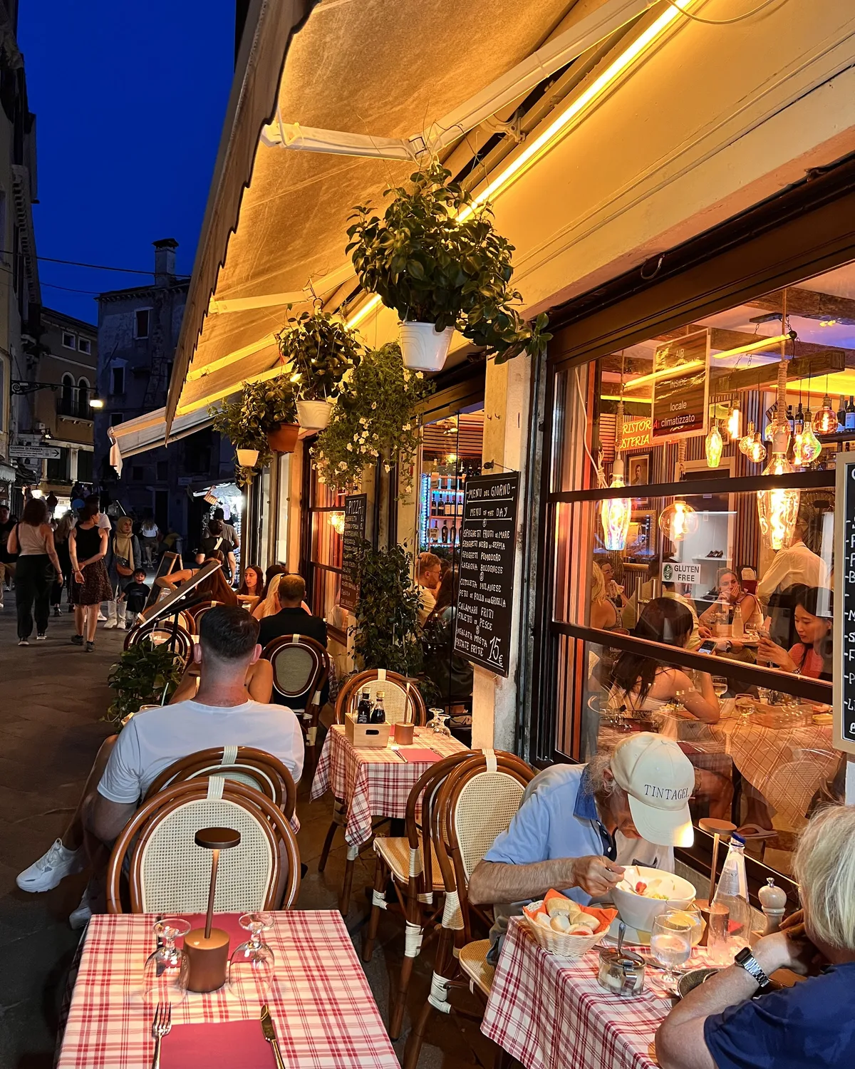 Tavoli all'aperto del Ristorante Da Poggi la sera